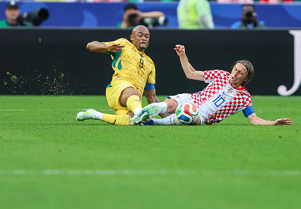 Không cần phải nói thêm quá nhiều về Modric. Anh là người tạo ra nhiều cơ hội nhất trận đấu (4 lần), đồng thời sở hữu số lần chạm bóng (102) và số đường chuyền chính xác (82) nhiều nhất so với bất kỳ cầu thủ nào khác trên sân. 

Đường kiến tạo ở mốc 40 tuổi 291 ngày đã chính thức đưa anh vào lịch sử giải đấu.

Modric nhận được sự tôn trọng tuyệt đối từ đối thủ.

Modric và các đồng đội xứng đáng giành vé đi tiếp.

CĐV Croatia hạnh phúc sau trận thắng của đội nhà.