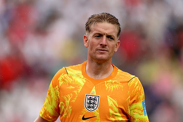 Jordan Pickford (7.8): Thủ thành này có pha cứu thua xuất sắc khi cản phá cú dứt điểm hiểm hóc của Rodriguez ở hiệp một. Dù khả năng chuyền bóng đôi lúc còn thiếu chính xác, nhìn chung anh đã xử lý tốt các tình huống bảo vệ khung thành: Ảnh: Getty Images

Jarell Quansah (6.7): Được đưa vào thay thế Reece James bị chấn thương, Quansah không tạo ra được mối đe dọa tấn công tương tự hậu vệ của Chelsea. Anh trở thành cái tên tiếp theo của "Tam Sư" dính chấn thương và buộc phải rời sân ngay sau phút 60: Ảnh: Getty Images

Ezri Konsa (7.6): Trung vệ của Aston Villa đã biếu không cho Panama một cơ hội ngay những giây đầu tiên và mất khá nhiều thời gian để lấy lại bình tĩnh. Đây là một màn trình diễn có phần thất thường dù điểm số chuyên môn vẫn ở mức khá: Ảnh: Getty Images

Marc Guehi (7.6): Guehi cho thấy mình là nhân tố chắc chắn nhất trong bộ đôi trung vệ của "Tam Sư". Việc anh không được đá chính trong trận mở màn giải đấu là một quyết định gây nhiều ngạc nhiên từ ban huấn luyện: Ảnh: Getty Images

Nico O'Reilly (7.5): Dù đôi lúc để lộ quá nhiều khoảng trống phía sau, O'Reilly lại thể hiện phẩm chất kỹ thuật ấn tượng khi có bóng. Chính anh là người thực hiện đường chuyền vượt tuyến xuất sắc cho Bellingham, dẫn đến bàn thắng thứ hai của đội nhà: Ảnh: Getty Images

Elliot Anderson (7.0): Thiếu vắng Declan Rice bên cạnh, Anderson đôi lúc tỏ ra lúng túng và để mất bóng nhiều hơn kỳ vọng. Những pha đá phạt của anh cũng không đạt hiệu quả cao, có lẽ tiền vệ này đang bị xao nhãng bởi những tin đồn chuyển nhượng bên lề: Ảnh: Getty Images

Jude Bellingham (8.3): Được bố trí chơi lùi sâu hơn để tăng khả năng chạm bóng, Bellingham chính là nguồn sáng tạo lớn nhất của tuyển Anh. Anh liên tục có những pha dâng cao đúng lúc, tự mình ghi bàn mở tỷ số trước khi kiến tạo bàn thắng thứ hai: Ảnh: Getty Images

Morgan Rogers (7.3): Rogers sở hữu vài pha xử lý bóng đẹp mắt trong tư thế quay lưng về phía khung thành nhưng nhìn chung gặp khó khăn trong việc kết nối lối chơi. Ở vị trí số 10, anh không có đủ khoảng trống để xuyên phá hàng thủ Panama: Ảnh: Getty Images

Bukayo Saka (7.2): Tiền đạo của Arsenal có một vài pha rê bóng đầy triển vọng nhưng chưa tạo ra được cơ hội thực sự rõ rệt do đang trong quá trình hồi phục thể lực. Dấu ấn cuối cùng của anh là đường chuyền dẫn đến bàn thắng của Bellingham trước khi rời sân: Ảnh: Getty Images



Marcus Rashford (7.2): Trong một giờ thi đấu đầu tiên, Rashford là cầu thủ mang lại cảm giác ghi bàn rõ rệt nhất với những pha đi bóng trực diện đầy tốc độ. Tuy nhiên, các đường chuyền quyết định vào vòng cấm của anh lại thiếu đi sự hoàn hảo cần thiết: Ảnh: Getty Images

Harry Kane (7.7): Sau hiệp một im hơi lặng tiếng do thiếu bóng, Kane bắt đầu bùng nổ hơn trong hiệp hai. Sau khi buộc thủ môn Mosquera phải trổ tài cứu thua, anh đã ghi tên mình lên bảng tỷ số bằng một pha đánh đầu đẳng cấp: Ảnh: Getty Images

Chấm điểm tuyển Anh. Ảnh: Bongda.com.vn