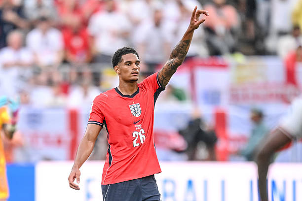 Jarell Quansah (6.7): Được đưa vào thay thế Reece James bị chấn thương, Quansah không tạo ra được mối đe dọa tấn công tương tự hậu vệ của Chelsea. Anh trở thành cái tên tiếp theo của "Tam Sư" dính chấn thương và buộc phải rời sân ngay sau phút 60: Ảnh: Getty Images

Ezri Konsa (7.6): Trung vệ của Aston Villa đã biếu không cho Panama một cơ hội ngay những giây đầu tiên và mất khá nhiều thời gian để lấy lại bình tĩnh. Đây là một màn trình diễn có phần thất thường dù điểm số chuyên môn vẫn ở mức khá: Ảnh: Getty Images

Marc Guehi (7.6): Guehi cho thấy mình là nhân tố chắc chắn nhất trong bộ đôi trung vệ của "Tam Sư". Việc anh không được đá chính trong trận mở màn giải đấu là một quyết định gây nhiều ngạc nhiên từ ban huấn luyện: Ảnh: Getty Images

Nico O'Reilly (7.5): Dù đôi lúc để lộ quá nhiều khoảng trống phía sau, O'Reilly lại thể hiện phẩm chất kỹ thuật ấn tượng khi có bóng. Chính anh là người thực hiện đường chuyền vượt tuyến xuất sắc cho Bellingham, dẫn đến bàn thắng thứ hai của đội nhà: Ảnh: Getty Images

Elliot Anderson (7.0): Thiếu vắng Declan Rice bên cạnh, Anderson đôi lúc tỏ ra lúng túng và để mất bóng nhiều hơn kỳ vọng. Những pha đá phạt của anh cũng không đạt hiệu quả cao, có lẽ tiền vệ này đang bị xao nhãng bởi những tin đồn chuyển nhượng bên lề: Ảnh: Getty Images

Jude Bellingham (8.3): Được bố trí chơi lùi sâu hơn để tăng khả năng chạm bóng, Bellingham chính là nguồn sáng tạo lớn nhất của tuyển Anh. Anh liên tục có những pha dâng cao đúng lúc, tự mình ghi bàn mở tỷ số trước khi kiến tạo bàn thắng thứ hai: Ảnh: Getty Images

Morgan Rogers (7.3): Rogers sở hữu vài pha xử lý bóng đẹp mắt trong tư thế quay lưng về phía khung thành nhưng nhìn chung gặp khó khăn trong việc kết nối lối chơi. Ở vị trí số 10, anh không có đủ khoảng trống để xuyên phá hàng thủ Panama: Ảnh: Getty Images

Bukayo Saka (7.2): Tiền đạo của Arsenal có một vài pha rê bóng đầy triển vọng nhưng chưa tạo ra được cơ hội thực sự rõ rệt do đang trong quá trình hồi phục thể lực. Dấu ấn cuối cùng của anh là đường chuyền dẫn đến bàn thắng của Bellingham trước khi rời sân: Ảnh: Getty Images



Marcus Rashford (7.2): Trong một giờ thi đấu đầu tiên, Rashford là cầu thủ mang lại cảm giác ghi bàn rõ rệt nhất với những pha đi bóng trực diện đầy tốc độ. Tuy nhiên, các đường chuyền quyết định vào vòng cấm của anh lại thiếu đi sự hoàn hảo cần thiết: Ảnh: Getty Images

Harry Kane (7.7): Sau hiệp một im hơi lặng tiếng do thiếu bóng, Kane bắt đầu bùng nổ hơn trong hiệp hai. Sau khi buộc thủ môn Mosquera phải trổ tài cứu thua, anh đã ghi tên mình lên bảng tỷ số bằng một pha đánh đầu đẳng cấp: Ảnh: Getty Images

Chấm điểm tuyển Anh. Ảnh: Bongda.com.vn
