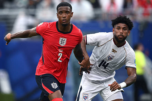 Ezri Konsa (7.6): Trung vệ của Aston Villa đã biếu không cho Panama một cơ hội ngay những giây đầu tiên và mất khá nhiều thời gian để lấy lại bình tĩnh. Đây là một màn trình diễn có phần thất thường dù điểm số chuyên môn vẫn ở mức khá: Ảnh: Getty Images

Marc Guehi (7.6): Guehi cho thấy mình là nhân tố chắc chắn nhất trong bộ đôi trung vệ của "Tam Sư". Việc anh không được đá chính trong trận mở màn giải đấu là một quyết định gây nhiều ngạc nhiên từ ban huấn luyện: Ảnh: Getty Images

Nico O'Reilly (7.5): Dù đôi lúc để lộ quá nhiều khoảng trống phía sau, O'Reilly lại thể hiện phẩm chất kỹ thuật ấn tượng khi có bóng. Chính anh là người thực hiện đường chuyền vượt tuyến xuất sắc cho Bellingham, dẫn đến bàn thắng thứ hai của đội nhà: Ảnh: Getty Images

Elliot Anderson (7.0): Thiếu vắng Declan Rice bên cạnh, Anderson đôi lúc tỏ ra lúng túng và để mất bóng nhiều hơn kỳ vọng. Những pha đá phạt của anh cũng không đạt hiệu quả cao, có lẽ tiền vệ này đang bị xao nhãng bởi những tin đồn chuyển nhượng bên lề: Ảnh: Getty Images

Jude Bellingham (8.3): Được bố trí chơi lùi sâu hơn để tăng khả năng chạm bóng, Bellingham chính là nguồn sáng tạo lớn nhất của tuyển Anh. Anh liên tục có những pha dâng cao đúng lúc, tự mình ghi bàn mở tỷ số trước khi kiến tạo bàn thắng thứ hai: Ảnh: Getty Images

Morgan Rogers (7.3): Rogers sở hữu vài pha xử lý bóng đẹp mắt trong tư thế quay lưng về phía khung thành nhưng nhìn chung gặp khó khăn trong việc kết nối lối chơi. Ở vị trí số 10, anh không có đủ khoảng trống để xuyên phá hàng thủ Panama: Ảnh: Getty Images

Bukayo Saka (7.2): Tiền đạo của Arsenal có một vài pha rê bóng đầy triển vọng nhưng chưa tạo ra được cơ hội thực sự rõ rệt do đang trong quá trình hồi phục thể lực. Dấu ấn cuối cùng của anh là đường chuyền dẫn đến bàn thắng của Bellingham trước khi rời sân: Ảnh: Getty Images



Marcus Rashford (7.2): Trong một giờ thi đấu đầu tiên, Rashford là cầu thủ mang lại cảm giác ghi bàn rõ rệt nhất với những pha đi bóng trực diện đầy tốc độ. Tuy nhiên, các đường chuyền quyết định vào vòng cấm của anh lại thiếu đi sự hoàn hảo cần thiết: Ảnh: Getty Images

Harry Kane (7.7): Sau hiệp một im hơi lặng tiếng do thiếu bóng, Kane bắt đầu bùng nổ hơn trong hiệp hai. Sau khi buộc thủ môn Mosquera phải trổ tài cứu thua, anh đã ghi tên mình lên bảng tỷ số bằng một pha đánh đầu đẳng cấp: Ảnh: Getty Images

Chấm điểm tuyển Anh. Ảnh: Bongda.com.vn