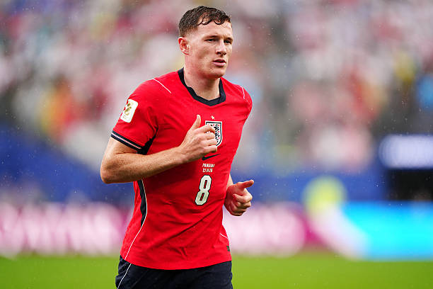 Elliot Anderson (7.0): Thiếu vắng Declan Rice bên cạnh, Anderson đôi lúc tỏ ra lúng túng và để mất bóng nhiều hơn kỳ vọng. Những pha đá phạt của anh cũng không đạt hiệu quả cao, có lẽ tiền vệ này đang bị xao nhãng bởi những tin đồn chuyển nhượng bên lề: Ảnh: Getty Images

Jude Bellingham (8.3): Được bố trí chơi lùi sâu hơn để tăng khả năng chạm bóng, Bellingham chính là nguồn sáng tạo lớn nhất của tuyển Anh. Anh liên tục có những pha dâng cao đúng lúc, tự mình ghi bàn mở tỷ số trước khi kiến tạo bàn thắng thứ hai: Ảnh: Getty Images

Morgan Rogers (7.3): Rogers sở hữu vài pha xử lý bóng đẹp mắt trong tư thế quay lưng về phía khung thành nhưng nhìn chung gặp khó khăn trong việc kết nối lối chơi. Ở vị trí số 10, anh không có đủ khoảng trống để xuyên phá hàng thủ Panama: Ảnh: Getty Images

Bukayo Saka (7.2): Tiền đạo của Arsenal có một vài pha rê bóng đầy triển vọng nhưng chưa tạo ra được cơ hội thực sự rõ rệt do đang trong quá trình hồi phục thể lực. Dấu ấn cuối cùng của anh là đường chuyền dẫn đến bàn thắng của Bellingham trước khi rời sân: Ảnh: Getty Images



Marcus Rashford (7.2): Trong một giờ thi đấu đầu tiên, Rashford là cầu thủ mang lại cảm giác ghi bàn rõ rệt nhất với những pha đi bóng trực diện đầy tốc độ. Tuy nhiên, các đường chuyền quyết định vào vòng cấm của anh lại thiếu đi sự hoàn hảo cần thiết: Ảnh: Getty Images

Harry Kane (7.7): Sau hiệp một im hơi lặng tiếng do thiếu bóng, Kane bắt đầu bùng nổ hơn trong hiệp hai. Sau khi buộc thủ môn Mosquera phải trổ tài cứu thua, anh đã ghi tên mình lên bảng tỷ số bằng một pha đánh đầu đẳng cấp: Ảnh: Getty Images

Chấm điểm tuyển Anh. Ảnh: Bongda.com.vn