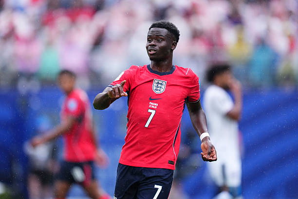 Bukayo Saka (7.2): Tiền đạo của Arsenal có một vài pha rê bóng đầy triển vọng nhưng chưa tạo ra được cơ hội thực sự rõ rệt do đang trong quá trình hồi phục thể lực. Dấu ấn cuối cùng của anh là đường chuyền dẫn đến bàn thắng của Bellingham trước khi rời sân: Ảnh: Getty Images



Marcus Rashford (7.2): Trong một giờ thi đấu đầu tiên, Rashford là cầu thủ mang lại cảm giác ghi bàn rõ rệt nhất với những pha đi bóng trực diện đầy tốc độ. Tuy nhiên, các đường chuyền quyết định vào vòng cấm của anh lại thiếu đi sự hoàn hảo cần thiết: Ảnh: Getty Images

Harry Kane (7.7): Sau hiệp một im hơi lặng tiếng do thiếu bóng, Kane bắt đầu bùng nổ hơn trong hiệp hai. Sau khi buộc thủ môn Mosquera phải trổ tài cứu thua, anh đã ghi tên mình lên bảng tỷ số bằng một pha đánh đầu đẳng cấp: Ảnh: Getty Images

Chấm điểm tuyển Anh. Ảnh: Bongda.com.vn