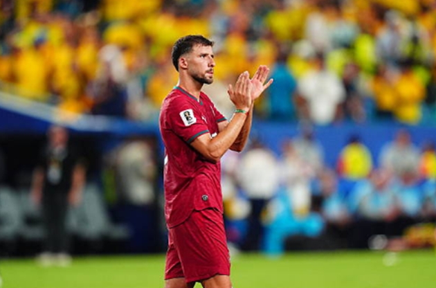 Ruben Dias (7.3 điểm): Đôi lúc tỏ ra chậm nhịp trước tốc độ của các cầu thủ đối phương. Dù vậy, trung vệ này đã kịp thời tỏa sáng với pha đánh đầu cản phá xuất sắc ở phút 90 để khước từ cơ hội cận thành. (Ảnh: Getty Images)