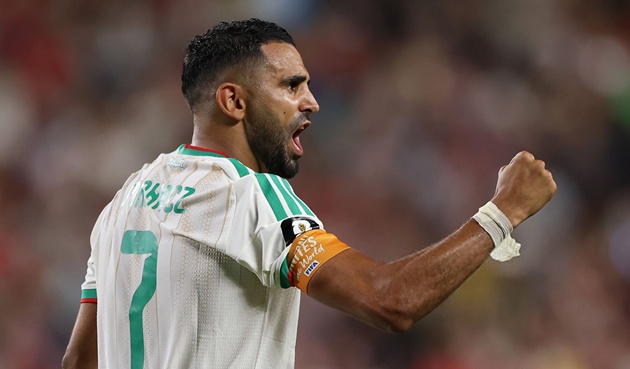 Mahrez tỏa sáng giúp Algeria vượt qua vòng bảng. (Ảnh: Reuters)