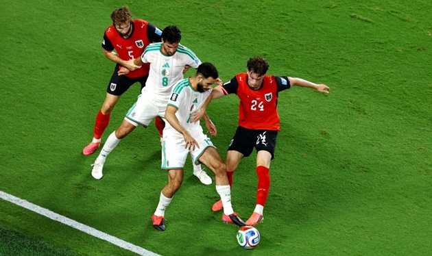 Trận đấu giữa Algeria và Áo tạo ra sự kịch tính vào khoảng thời gian bù giờ hiệp 2. Trước giai đoạn đó, 2 bên thi đấu cầm chừng sau khi tỷ số đã là 2-2. (Ảnh: Getty Images)

Đến phút bù giờ thứ 3, Mahrez khiến Algeria vỡ òa với cú đá chéo góc, giúp đội nhà dẫn 3-2. Kết quả này giúp đại diện châu Phi vươn lên nhì bảng J. (Ảnh: Getty Images)


Điều đó đồng nghĩa Áo rớt xuống vị trí thứ 3, đứng trước nguy cơ bị loại do không thể lọt vào top 8 đội xếp thứ 3 có thành tích tốt nhất. (Ảnh: The Guardian)


Dù vậy, 3 phút sau, thầy trò Ralf Rangnick nhanh chóng trở về từ cõi chết với cú đánh đầu gỡ hòa 3-3 của Sasa Kalajdzic. (Ảnh: Getty Images)


Người Áo vỡ òa cảm xúc vì pha lập công của tiền đạo 28 tuổi giúp họ giật lại vị trí nhì bảng J từ Algeria. (Ảnh: Sky Sports)


Các cầu thủ áo đỏ ăn mừng cuồng nhiệt cùng CĐV đội nhà. ĐT Áo trở về từ cõi chết, qua đó tiễn Iran khỏi World Cup 2026. (Ảnh: ESPN)

90 phút dạt dào cảm xúc tại Kansas City. Không ai nghĩ Áo phải nhọc nhằn giành vé vào vòng 32 đội trước trận đấu. (Ảnh: Getty Images)


Song song niềm vui lật kèo của ĐT Áo, Algeria cũng vượt qua vòng bảng với vị trí top 8 đội xếp thứ 3 có thành tích tốt nhất. (Ảnh: Getty Images)

2 đội cống hiến 6 bàn thắng cùng tạo ra một kịch bản kịch tính sau 90 phút thi đấu. (Ảnh: Getty Images)


Iran chia tay World Cup trong sự tiếc nuối. (Ảnh: Getty Images)