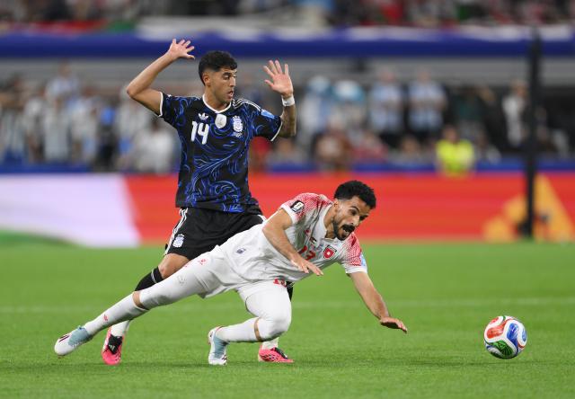 Exequiel Palacios – 7.1 điểm. Được xếp đá hậu vệ phải, Palacios đã hoàn thành xuất sắc nhiệm vụ hỗ trợ tấn công lẫn phòng ngự. Ảnh: Getty Images.