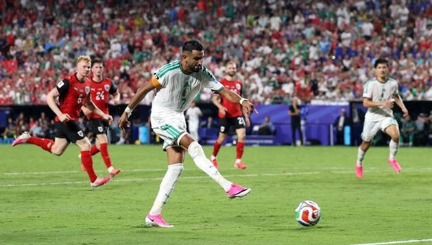 Đến phút bù giờ thứ 3, Mahrez khiến Algeria vỡ òa với cú đá chéo góc, giúp đội nhà dẫn 3-2. Kết quả này giúp đại diện châu Phi vươn lên nhì bảng J. (Ảnh: Getty Images)