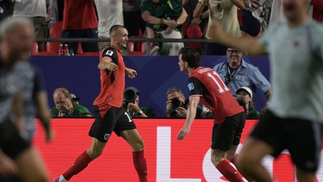 Dù vậy, 3 phút sau, thầy trò Ralf Rangnick nhanh chóng trở về từ cõi chết với cú đánh đầu gỡ hòa 3-3 của Sasa Kalajdzic. (Ảnh: Getty Images)