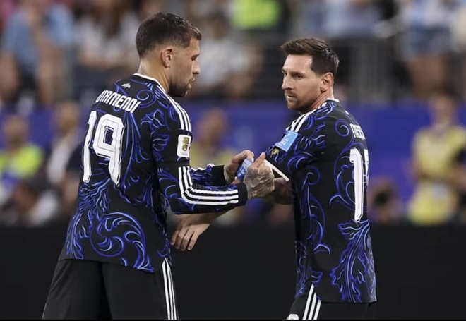 Nicolas Otamendi – 6.7 điểm. Thủ quân của Argentina có một trận đấu tròn vai về mặt chỉ huy hàng thủ. Ảnh: FIFA.