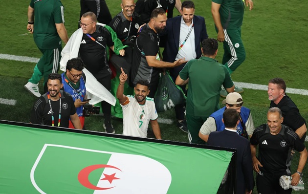 Song song niềm vui lật kèo của ĐT Áo, Algeria cũng vượt qua vòng bảng với vị trí top 8 đội xếp thứ 3 có thành tích tốt nhất. (Ảnh: Getty Images)

2 đội cống hiến 6 bàn thắng cùng tạo ra một kịch bản kịch tính sau 90 phút thi đấu. (Ảnh: Getty Images)


Iran chia tay World Cup trong sự tiếc nuối. (Ảnh: Getty Images)
