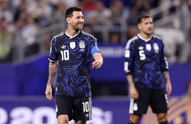 Lionel Messi (Dự bị) – 7.2 điểm. Vào sân từ phút 60, El Pulga ngay lập tức tạo dấu ấn. Đỉnh cao là cú sút phạt hàng rào đẳng cấp ở phút 80, không chỉ ấn định tỷ số 3-1 mà còn giúp anh lập kỷ lục ghi bàn trong 7 trận liên tiếp tại World Cup.
