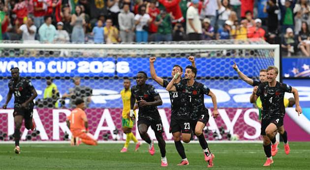 Pha lập công ở phút bù giờ của Stephen Eustaquio giúp Canada giành chiến thắng nghẹt thở 1-0 trước Nam Phi tại vòng 32 đội World Cup. Kết quả trên đưa đại diện Bắc Mỹ lọt vào vòng đấu tiếp theo. Ảnh: Getty Images.