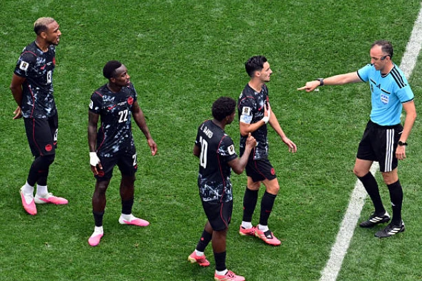 Bất chấp những phản ứng dữ dội từ các cầu thủ chủ nhà, trọng tài chính Joao Pinheiro đã dứt khoát từ chối thổi phạt đền. Quyết định của vị vua áo đen thổi bùng làn sóng tranh luận ngay sau đó. Ảnh: Getty Images.