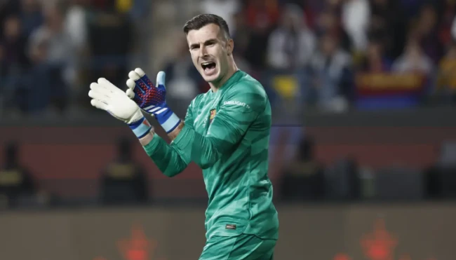 Thủ thành Inaki Pena giúp Barca thu về 3 triệu euro. Ảnh: Marca.