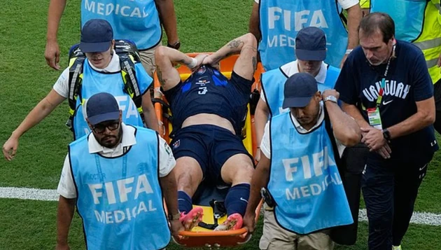 Ugarte phải rời sân bằng cáng ở lượt cuối vòng bảng World Cup. Ảnh: Getty.