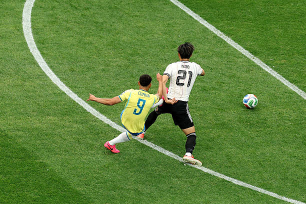 Nỗ lực dứt điểm của Matheus Cunha ở khoảng cách chừng 20 mét. Ảnh: Getty Images