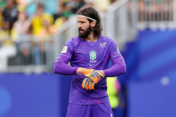 Alisson Becker (7): Chơi tương đối tốt bất chấp việc bị Kaishu Sano đánh bại từ một cú sút xa hiểm hóc. Như thường lệ, khả năng điều phối bóng của anh vẫn ấn tượng. Ảnh: Getty Images.

Danilo (6.6): Anh có pha tạt bóng khá tốt vào khu vực cấm địa cho Bruno Guimaraes nhưng nhìn chung đã có một trận đấu dưới sức. Danilo biếu không cho Nhật Bản bàn mở tỷ số bằng một đường chuyền tệ hại và sau đó nhận thẻ vàng vì phạm lỗi với Daizen Maeda. Ảnh: Getty Images.

Marquinhos (7.2): Tốc độ phản công của Nhật Bản đã gây ra không ít khó khăn cho thủ quân Paris Saint-Germain, nhưng anh vẫn luôn giữ được sự bình tĩnh cần thiết, đặc biệt là trong những tình huống triển khai bóng. Ảnh: Getty Images.

Gabriel Magalhaes (7.5): Trung vệ của Arsenal đôi khi tỏ ra lo lắng nhưng đã chơi xuất sắc trong suốt trận đấu. Chính anh là người thực hiện đường chuyền tuyệt vời để Casemiro đánh đầu ghi bàn gỡ hòa. Ảnh: Getty Images.

Douglas Santos (7.2): Dù không phải là Roberto Carlos, anh vẫn là một lựa chọn chất lượng bên cánh trái. Santos cũng có pha đánh đầu ngược thông minh cho Casemiro trong tình huống bóng bị phá ngay trên vạch vôi. Ảnh: Getty Images.

Bruno Guimaraes (7.6): Luôn sẵn sàng dâng cao để tạo đột biến, ngôi sao của Newcastle United đã sở hữu ba cú dứt điểm ngay trong hiệp một. Không bất ngờ khi chính anh là người thực hiện đường kiến tạo để Martinelli ghi bàn thắng quyết định. Ảnh: Getty Images.

Lucas Paqueta (6): Anh phải rời sân sớm vì chấn thương, điều này thật đáng tiếc vì ngôi sao mang áo số 20 đã tạo ra được hai cơ hội và có vài cú sút trúng đích. Việc nhiều khả năng sẽ mất cả Paqueta lẫn Casemiro vì chấn thương sẽ là bài toán khó cho Ancelotti ở vòng tới. Ảnh: Getty Images.

Casemiro (7.1): Từng bị dự đoán sẽ phải rời sân sớm do nhận thẻ vàng và để đối thủ dễ dàng vượt qua, nhưng niềm tin của Ancelotti đã được đền đáp. Anh có một pha đánh đầu bị cản phá trên vạch vôi trước khi trực tiếp gỡ hòa 1-1 cho "Selecao". Ảnh: Getty Images.

Rayan (7.6): Hoạt động nỗ lực và thể hiện những khoảnh khắc xuất sắc bên cánh phải. Đóng góp quý giá nhất của anh là tình huống giành lại bóng ngay trong vòng cấm Nhật Bản, mở ra pha phối hợp dẫn đến bàn thắng ấn định chiến thắng 2-1 cho Brazil. Ảnh: Getty Images.

Vinicius Junior (7.4): Im tiếng trong hiệp một trước hàng thủ lùi sâu của Nhật Bản, nhưng anh bùng nổ sau bàn gỡ hòa. Vini kém may mắn khi cú solo đẳng cấp từ giữa sân bị thủ môn Zion Suzuki đẩy bóng trúng cột dọc. Ảnh: Getty Images.

Matheus Cunha (6.5): Thi đấu năng nổ trong hiệp một với các cú sút xa trước khi lùi sâu nhường chỗ cho Endrick. Tầm ảnh hưởng của tiền đạo thuộc biên chế Manchester United giảm sút đáng kể và bị thay ra ở phút 66. Ảnh: Getty Images.

Gabriel Martinelli (7): Được tung vào sân thay Cunha ở giữa hiệp hai và sắm vai người hùng với bàn thắng quyết định nâng tỷ số lên 2-1 chỉ vài giây trước khi trận đấu khép lại. Ảnh: Getty Images.

Chấm điểm các cầu thủ Brazil. Ảnh: Bongda.com.vn.