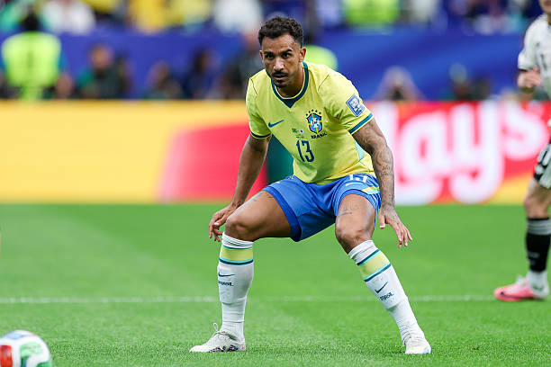 Danilo (6.6): Anh có pha tạt bóng khá tốt vào khu vực cấm địa cho Bruno Guimaraes nhưng nhìn chung đã có một trận đấu dưới sức. Danilo biếu không cho Nhật Bản bàn mở tỷ số bằng một đường chuyền tệ hại và sau đó nhận thẻ vàng vì phạm lỗi với Daizen Maeda. Ảnh: Getty Images.

Marquinhos (7.2): Tốc độ phản công của Nhật Bản đã gây ra không ít khó khăn cho thủ quân Paris Saint-Germain, nhưng anh vẫn luôn giữ được sự bình tĩnh cần thiết, đặc biệt là trong những tình huống triển khai bóng. Ảnh: Getty Images.

Gabriel Magalhaes (7.5): Trung vệ của Arsenal đôi khi tỏ ra lo lắng nhưng đã chơi xuất sắc trong suốt trận đấu. Chính anh là người thực hiện đường chuyền tuyệt vời để Casemiro đánh đầu ghi bàn gỡ hòa. Ảnh: Getty Images.

Douglas Santos (7.2): Dù không phải là Roberto Carlos, anh vẫn là một lựa chọn chất lượng bên cánh trái. Santos cũng có pha đánh đầu ngược thông minh cho Casemiro trong tình huống bóng bị phá ngay trên vạch vôi. Ảnh: Getty Images.

Bruno Guimaraes (7.6): Luôn sẵn sàng dâng cao để tạo đột biến, ngôi sao của Newcastle United đã sở hữu ba cú dứt điểm ngay trong hiệp một. Không bất ngờ khi chính anh là người thực hiện đường kiến tạo để Martinelli ghi bàn thắng quyết định. Ảnh: Getty Images.

Lucas Paqueta (6): Anh phải rời sân sớm vì chấn thương, điều này thật đáng tiếc vì ngôi sao mang áo số 20 đã tạo ra được hai cơ hội và có vài cú sút trúng đích. Việc nhiều khả năng sẽ mất cả Paqueta lẫn Casemiro vì chấn thương sẽ là bài toán khó cho Ancelotti ở vòng tới. Ảnh: Getty Images.

Casemiro (7.1): Từng bị dự đoán sẽ phải rời sân sớm do nhận thẻ vàng và để đối thủ dễ dàng vượt qua, nhưng niềm tin của Ancelotti đã được đền đáp. Anh có một pha đánh đầu bị cản phá trên vạch vôi trước khi trực tiếp gỡ hòa 1-1 cho "Selecao". Ảnh: Getty Images.

Rayan (7.6): Hoạt động nỗ lực và thể hiện những khoảnh khắc xuất sắc bên cánh phải. Đóng góp quý giá nhất của anh là tình huống giành lại bóng ngay trong vòng cấm Nhật Bản, mở ra pha phối hợp dẫn đến bàn thắng ấn định chiến thắng 2-1 cho Brazil. Ảnh: Getty Images.

Vinicius Junior (7.4): Im tiếng trong hiệp một trước hàng thủ lùi sâu của Nhật Bản, nhưng anh bùng nổ sau bàn gỡ hòa. Vini kém may mắn khi cú solo đẳng cấp từ giữa sân bị thủ môn Zion Suzuki đẩy bóng trúng cột dọc. Ảnh: Getty Images.

Matheus Cunha (6.5): Thi đấu năng nổ trong hiệp một với các cú sút xa trước khi lùi sâu nhường chỗ cho Endrick. Tầm ảnh hưởng của tiền đạo thuộc biên chế Manchester United giảm sút đáng kể và bị thay ra ở phút 66. Ảnh: Getty Images.

Gabriel Martinelli (7): Được tung vào sân thay Cunha ở giữa hiệp hai và sắm vai người hùng với bàn thắng quyết định nâng tỷ số lên 2-1 chỉ vài giây trước khi trận đấu khép lại. Ảnh: Getty Images.

Chấm điểm các cầu thủ Brazil. Ảnh: Bongda.com.vn.