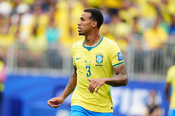 Gabriel Magalhaes (7.5): Trung vệ của Arsenal đôi khi tỏ ra lo lắng nhưng đã chơi xuất sắc trong suốt trận đấu. Chính anh là người thực hiện đường chuyền tuyệt vời để Casemiro đánh đầu ghi bàn gỡ hòa. Ảnh: Getty Images.

Douglas Santos (7.2): Dù không phải là Roberto Carlos, anh vẫn là một lựa chọn chất lượng bên cánh trái. Santos cũng có pha đánh đầu ngược thông minh cho Casemiro trong tình huống bóng bị phá ngay trên vạch vôi. Ảnh: Getty Images.

Bruno Guimaraes (7.6): Luôn sẵn sàng dâng cao để tạo đột biến, ngôi sao của Newcastle United đã sở hữu ba cú dứt điểm ngay trong hiệp một. Không bất ngờ khi chính anh là người thực hiện đường kiến tạo để Martinelli ghi bàn thắng quyết định. Ảnh: Getty Images.

Lucas Paqueta (6): Anh phải rời sân sớm vì chấn thương, điều này thật đáng tiếc vì ngôi sao mang áo số 20 đã tạo ra được hai cơ hội và có vài cú sút trúng đích. Việc nhiều khả năng sẽ mất cả Paqueta lẫn Casemiro vì chấn thương sẽ là bài toán khó cho Ancelotti ở vòng tới. Ảnh: Getty Images.

Casemiro (7.1): Từng bị dự đoán sẽ phải rời sân sớm do nhận thẻ vàng và để đối thủ dễ dàng vượt qua, nhưng niềm tin của Ancelotti đã được đền đáp. Anh có một pha đánh đầu bị cản phá trên vạch vôi trước khi trực tiếp gỡ hòa 1-1 cho "Selecao". Ảnh: Getty Images.

Rayan (7.6): Hoạt động nỗ lực và thể hiện những khoảnh khắc xuất sắc bên cánh phải. Đóng góp quý giá nhất của anh là tình huống giành lại bóng ngay trong vòng cấm Nhật Bản, mở ra pha phối hợp dẫn đến bàn thắng ấn định chiến thắng 2-1 cho Brazil. Ảnh: Getty Images.

Vinicius Junior (7.4): Im tiếng trong hiệp một trước hàng thủ lùi sâu của Nhật Bản, nhưng anh bùng nổ sau bàn gỡ hòa. Vini kém may mắn khi cú solo đẳng cấp từ giữa sân bị thủ môn Zion Suzuki đẩy bóng trúng cột dọc. Ảnh: Getty Images.

Matheus Cunha (6.5): Thi đấu năng nổ trong hiệp một với các cú sút xa trước khi lùi sâu nhường chỗ cho Endrick. Tầm ảnh hưởng của tiền đạo thuộc biên chế Manchester United giảm sút đáng kể và bị thay ra ở phút 66. Ảnh: Getty Images.

Gabriel Martinelli (7): Được tung vào sân thay Cunha ở giữa hiệp hai và sắm vai người hùng với bàn thắng quyết định nâng tỷ số lên 2-1 chỉ vài giây trước khi trận đấu khép lại. Ảnh: Getty Images.

Chấm điểm các cầu thủ Brazil. Ảnh: Bongda.com.vn.