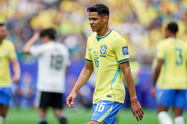 Douglas Santos (7.2): Dù không phải là Roberto Carlos, anh vẫn là một lựa chọn chất lượng bên cánh trái. Santos cũng có pha đánh đầu ngược thông minh cho Casemiro trong tình huống bóng bị phá ngay trên vạch vôi. Ảnh: Getty Images.

Bruno Guimaraes (7.6): Luôn sẵn sàng dâng cao để tạo đột biến, ngôi sao của Newcastle United đã sở hữu ba cú dứt điểm ngay trong hiệp một. Không bất ngờ khi chính anh là người thực hiện đường kiến tạo để Martinelli ghi bàn thắng quyết định. Ảnh: Getty Images.

Lucas Paqueta (6): Anh phải rời sân sớm vì chấn thương, điều này thật đáng tiếc vì ngôi sao mang áo số 20 đã tạo ra được hai cơ hội và có vài cú sút trúng đích. Việc nhiều khả năng sẽ mất cả Paqueta lẫn Casemiro vì chấn thương sẽ là bài toán khó cho Ancelotti ở vòng tới. Ảnh: Getty Images.

Casemiro (7.1): Từng bị dự đoán sẽ phải rời sân sớm do nhận thẻ vàng và để đối thủ dễ dàng vượt qua, nhưng niềm tin của Ancelotti đã được đền đáp. Anh có một pha đánh đầu bị cản phá trên vạch vôi trước khi trực tiếp gỡ hòa 1-1 cho "Selecao". Ảnh: Getty Images.

Rayan (7.6): Hoạt động nỗ lực và thể hiện những khoảnh khắc xuất sắc bên cánh phải. Đóng góp quý giá nhất của anh là tình huống giành lại bóng ngay trong vòng cấm Nhật Bản, mở ra pha phối hợp dẫn đến bàn thắng ấn định chiến thắng 2-1 cho Brazil. Ảnh: Getty Images.

Vinicius Junior (7.4): Im tiếng trong hiệp một trước hàng thủ lùi sâu của Nhật Bản, nhưng anh bùng nổ sau bàn gỡ hòa. Vini kém may mắn khi cú solo đẳng cấp từ giữa sân bị thủ môn Zion Suzuki đẩy bóng trúng cột dọc. Ảnh: Getty Images.

Matheus Cunha (6.5): Thi đấu năng nổ trong hiệp một với các cú sút xa trước khi lùi sâu nhường chỗ cho Endrick. Tầm ảnh hưởng của tiền đạo thuộc biên chế Manchester United giảm sút đáng kể và bị thay ra ở phút 66. Ảnh: Getty Images.

Gabriel Martinelli (7): Được tung vào sân thay Cunha ở giữa hiệp hai và sắm vai người hùng với bàn thắng quyết định nâng tỷ số lên 2-1 chỉ vài giây trước khi trận đấu khép lại. Ảnh: Getty Images.

Chấm điểm các cầu thủ Brazil. Ảnh: Bongda.com.vn.