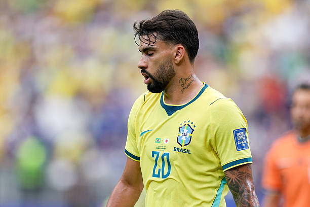 Lucas Paqueta (6): Anh phải rời sân sớm vì chấn thương, điều này thật đáng tiếc vì ngôi sao mang áo số 20 đã tạo ra được hai cơ hội và có vài cú sút trúng đích. Việc nhiều khả năng sẽ mất cả Paqueta lẫn Casemiro vì chấn thương sẽ là bài toán khó cho Ancelotti ở vòng tới. Ảnh: Getty Images.

Casemiro (7.1): Từng bị dự đoán sẽ phải rời sân sớm do nhận thẻ vàng và để đối thủ dễ dàng vượt qua, nhưng niềm tin của Ancelotti đã được đền đáp. Anh có một pha đánh đầu bị cản phá trên vạch vôi trước khi trực tiếp gỡ hòa 1-1 cho "Selecao". Ảnh: Getty Images.

Rayan (7.6): Hoạt động nỗ lực và thể hiện những khoảnh khắc xuất sắc bên cánh phải. Đóng góp quý giá nhất của anh là tình huống giành lại bóng ngay trong vòng cấm Nhật Bản, mở ra pha phối hợp dẫn đến bàn thắng ấn định chiến thắng 2-1 cho Brazil. Ảnh: Getty Images.

Vinicius Junior (7.4): Im tiếng trong hiệp một trước hàng thủ lùi sâu của Nhật Bản, nhưng anh bùng nổ sau bàn gỡ hòa. Vini kém may mắn khi cú solo đẳng cấp từ giữa sân bị thủ môn Zion Suzuki đẩy bóng trúng cột dọc. Ảnh: Getty Images.

Matheus Cunha (6.5): Thi đấu năng nổ trong hiệp một với các cú sút xa trước khi lùi sâu nhường chỗ cho Endrick. Tầm ảnh hưởng của tiền đạo thuộc biên chế Manchester United giảm sút đáng kể và bị thay ra ở phút 66. Ảnh: Getty Images.

Gabriel Martinelli (7): Được tung vào sân thay Cunha ở giữa hiệp hai và sắm vai người hùng với bàn thắng quyết định nâng tỷ số lên 2-1 chỉ vài giây trước khi trận đấu khép lại. Ảnh: Getty Images.

Chấm điểm các cầu thủ Brazil. Ảnh: Bongda.com.vn.