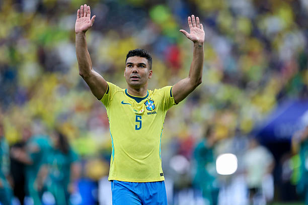 Casemiro (7.1): Từng bị dự đoán sẽ phải rời sân sớm do nhận thẻ vàng và để đối thủ dễ dàng vượt qua, nhưng niềm tin của Ancelotti đã được đền đáp. Anh có một pha đánh đầu bị cản phá trên vạch vôi trước khi trực tiếp gỡ hòa 1-1 cho "Selecao". Ảnh: Getty Images.

Rayan (7.6): Hoạt động nỗ lực và thể hiện những khoảnh khắc xuất sắc bên cánh phải. Đóng góp quý giá nhất của anh là tình huống giành lại bóng ngay trong vòng cấm Nhật Bản, mở ra pha phối hợp dẫn đến bàn thắng ấn định chiến thắng 2-1 cho Brazil. Ảnh: Getty Images.

Vinicius Junior (7.4): Im tiếng trong hiệp một trước hàng thủ lùi sâu của Nhật Bản, nhưng anh bùng nổ sau bàn gỡ hòa. Vini kém may mắn khi cú solo đẳng cấp từ giữa sân bị thủ môn Zion Suzuki đẩy bóng trúng cột dọc. Ảnh: Getty Images.

Matheus Cunha (6.5): Thi đấu năng nổ trong hiệp một với các cú sút xa trước khi lùi sâu nhường chỗ cho Endrick. Tầm ảnh hưởng của tiền đạo thuộc biên chế Manchester United giảm sút đáng kể và bị thay ra ở phút 66. Ảnh: Getty Images.

Gabriel Martinelli (7): Được tung vào sân thay Cunha ở giữa hiệp hai và sắm vai người hùng với bàn thắng quyết định nâng tỷ số lên 2-1 chỉ vài giây trước khi trận đấu khép lại. Ảnh: Getty Images.

Chấm điểm các cầu thủ Brazil. Ảnh: Bongda.com.vn.
