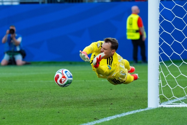 Manuel Neuer – 7.1 điểm. Lão tướng 40 tuổi có màn trình diễn cố gắng trong ngày đi vào lịch sử với tư cách cầu thủ Đức ra sân nhiều nhất tại World Cup. Neuer thắp lại hy vọng cho đội nhà khi cản phá thành công một lượt sút luân lưu của Paraguay. Ảnh: Sky Sports.
