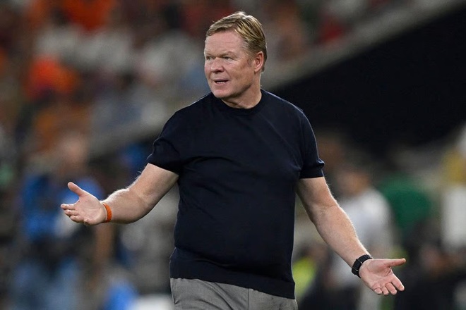 Koeman lo lắng ngoài đường biên. Ảnh: Getty.