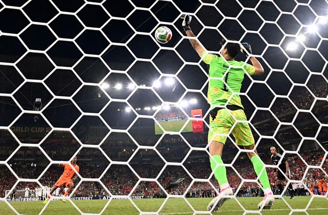 Khi trận đấu bước vào chấm penalty, người Hà Lan hẳn đã có linh cảm không lành khi nghĩ về thành tích của họ ở loạt đấu súng trong quá khứ. Ảnh: Getty.