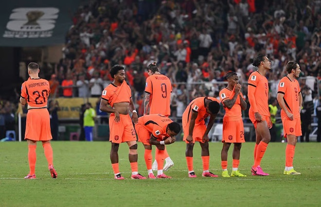 Trong khi đó, dàn sao Hà Lan cúi đầu sau thất bại, một lần nữa họ bị loại khỏi World Cup trên chấm penalty. Ảnh: Getty.