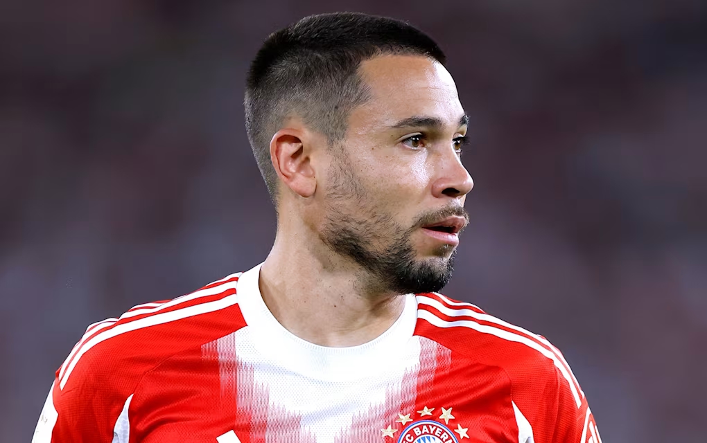 Raphael Guerreiro là một lựa chọn an toàn và chất lượng. Ảnh: Bayern Munich FC.