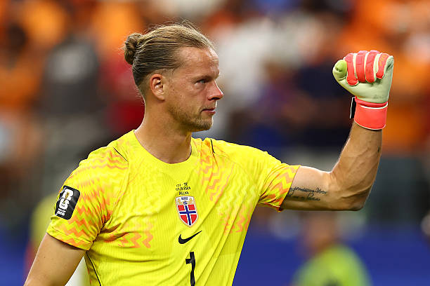 Orjan Nyland (7.7): Ban đầu anh không có nhiều việc phải làm nhưng đã cản phá xuất sắc cú sút của Pepe ngay sau giờ nghỉ và kiểm soát tốt khu vực khung thành. Thủ thành này cũng có một pha cứu thua ngoạn mục ở phút bù giờ để bảo toàn tỉ số. Ảnh: Getty Images.

Marcus Pedersen (6.6): Cầu thủ này tận dụng mọi cơ hội để dâng cao tham gia tấn công. Tuy nhiên, anh lại tỏ ra lúng túng khi đối mặt với những tình huống đi bóng của Yan Diomande. Ảnh: Getty Images.

Kristoffer Ajer (7.4): Trung vệ thuộc biên chế Brentford tỏ ra hưng phấn trong cuộc đối đầu thể lực với Ange-Yoan Bonny. Anh đã duy trì một sự chắc chắn đáng tin cậy xuyên suốt trận đấu. Ảnh: Getty Images.

Torbjorn Heggem (7.1): Anh có một pha can thiệp quan trọng ngay từ đầu trận trong vòng cấm địa đội nhà. Hậu vệ này cũng thiếu may mắn khi một tình huống dứt điểm bị đối phương cản phá ngay trên vạch vôi. Ảnh: Getty Images.

David Moller Wolfe (6.9): Dù tích cực dâng cao nhưng anh gặp nhiều khó khăn trước sự khéo léo của Pepe. Wolfe may mắn thoát khỏi án phạt sau va chạm với Diomande và lẽ ra cần quyết liệt hơn để ngăn chặn pha tấn công dẫn đến cơ hội của Amad. Ảnh: Getty Images.

Sander Berge (6.9): Tiền vệ này sở hữu nhiều cơ hội chạm bóng nhưng lại chơi quá thận trọng trong các pha xử lý. Anh đã không làm đủ tốt để ngăn chặn tầm hoạt động của Amad. Ảnh: Getty Images.

Patrick Berg (7.6): Anh bao quát một không gian rộng lớn và thể hiện sự mạnh mẽ trong các pha tranh chấp. Tiền vệ này đã có pha xâm nhập vòng cấm hoàn hảo và kiến tạo chuẩn xác cho Haaland ghi bàn thắng quyết định. Ảnh: Getty Images.

Martin Odegaard (7.5): Anh gặp nhiều khó khăn trong việc tìm đường vào khung thành đối phương trước khi có pha kiến tạo thứ ba trong ba lần ra sân giúp Nusa lập công. Dù vậy, đôi lúc thủ quân của Na Uy vẫn có những tình huống xử lý bóng thiếu linh hoạt. Ảnh: Getty Images.

Erling Haaland (8.1): Một màn trình diễn điển hình của chân sút sinh năm 2000. Dù bỏ lỡ vài cơ hội ngon ăn và có vẻ thiếu tập trung, Haaland vẫn biết cách tỏa sáng đúng lúc với bàn thắng quyết định. Ảnh: Getty Images.

Antonio Nusa (7.3): Dù gặp đôi chút khó khăn trong khâu kiểm soát bóng nhưng anh đã bất ngờ tỏa sáng bằng khoảnh khắc cá nhân xuất thần giúp đội nhà vươn lên dẫn trước. Anh cũng sở hữu những pha xử lý bóng khéo léo mang lại sự đột biến cao. Ảnh: Getty Images.

Alexander Sorloth (7.1): Anh chơi ở vị trí tiền đạo cánh khá mờ nhạt trong phần lớn thời gian. Sorloth chỉ bắt đầu gây ra khó khăn cho hàng thủ đối phương khi di chuyển vào trung lộ để tận dụng khả năng không chiến. Ảnh: Getty Images.

Chấm điểm tuyển Na Uy. Ảnh: Bongda.com.vn.