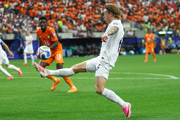 Patrick Berg (7.6): Anh bao quát một không gian rộng lớn và thể hiện sự mạnh mẽ trong các pha tranh chấp. Tiền vệ này đã có pha xâm nhập vòng cấm hoàn hảo và kiến tạo chuẩn xác cho Haaland ghi bàn thắng quyết định. Ảnh: Getty Images.

Martin Odegaard (7.5): Anh gặp nhiều khó khăn trong việc tìm đường vào khung thành đối phương trước khi có pha kiến tạo thứ ba trong ba lần ra sân giúp Nusa lập công. Dù vậy, đôi lúc thủ quân của Na Uy vẫn có những tình huống xử lý bóng thiếu linh hoạt. Ảnh: Getty Images.

Erling Haaland (8.1): Một màn trình diễn điển hình của chân sút sinh năm 2000. Dù bỏ lỡ vài cơ hội ngon ăn và có vẻ thiếu tập trung, Haaland vẫn biết cách tỏa sáng đúng lúc với bàn thắng quyết định. Ảnh: Getty Images.

Antonio Nusa (7.3): Dù gặp đôi chút khó khăn trong khâu kiểm soát bóng nhưng anh đã bất ngờ tỏa sáng bằng khoảnh khắc cá nhân xuất thần giúp đội nhà vươn lên dẫn trước. Anh cũng sở hữu những pha xử lý bóng khéo léo mang lại sự đột biến cao. Ảnh: Getty Images.

Alexander Sorloth (7.1): Anh chơi ở vị trí tiền đạo cánh khá mờ nhạt trong phần lớn thời gian. Sorloth chỉ bắt đầu gây ra khó khăn cho hàng thủ đối phương khi di chuyển vào trung lộ để tận dụng khả năng không chiến. Ảnh: Getty Images.

Chấm điểm tuyển Na Uy. Ảnh: Bongda.com.vn.