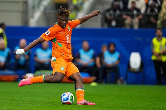 Trung vệ: Emmanuel Agbadou – 5.8 điểm Một trận đấu không may mắn khi cú đánh đầu của anh đưa bóng chạm cột dọc, đồng thời anh mắc lỗi vị trí trực tiếp giúp Berg ghi bàn thắng định đoạt.

Hậu vệ trái: Ghislain Konan – 6.0 điểm Tạo ra sức ép đáng kể bên hành lang cánh trái với các pha leo biên tốc độ, bao gồm một tình huống dứt điểm hiểm hóc đưa bóng đi chệch khung thành.

Tiền vệ: Franck Kessié – 6.0 điểm Giữ nhịp trận đấu ở mức ổn định ở khu vực giữa sân nhưng với tư cách đội trưởng, anh cần nhiều hơn những đường chuyền mang tính đột phá và sáng tạo.

Tiền vệ: Ibrahim Sangaré – 6.2 điểm Thể hiện khả năng đọc tình huống tốt với hai pha đánh chặn quan trọng, giúp giảm bớt áp lực cho hàng phòng ngự trước những đợt phản công của đối phương.

Tiền vệ: Christ Inao Oulaï – 6.3 điểm Hoàn thành nhiệm vụ ở mức trung bình trong vai trò đánh chặn trước khi được rút ra nghỉ để nhường chỗ cho Amad Diallo nhằm tăng cường hỏa lực.

Tiền đạo cánh: Nicolas Pépé – 7.0 điểm Là nhân tố đột biến nhất hàng công với đường kiến tạo thành bàn và một cú cứa lòng chân trái đẳng cấp buộc thủ thành đối phương phải vất vả cứu thua.

Tiền đạo cắm: Ange-Yoan Bonny – 6.3 điểm Bị cô lập hoàn toàn trước các trung vệ cao lớn bên phía Na Uy và không để lại dấu ấn nào đáng kể trước khi rời sân ở phút 60.

Tiền đạo cánh: Yan Diomande – 6.5 điểm Thường xuyên quấy đảo hàng thủ đối phương bằng những pha đi bóng kỹ thuật và là người thực hiện các tình huống đá phạt mang lại nhiều sóng gió.

Amad Diallo – 8.5 điểm (Thay cho Oulaï): Màn trình diễn đẳng cấp khi vừa cứu thua trên vạch vôi, vừa trực tiếp ghi bàn gỡ hòa và tạo ra hàng loạt cơ hội ngon ăn từ chấm đá phạt.