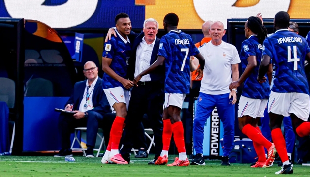 Mbappe và các đồng đội chia sẻ niềm vui với HLV Deschamps. (Ảnh: Shutterstock Editorial)