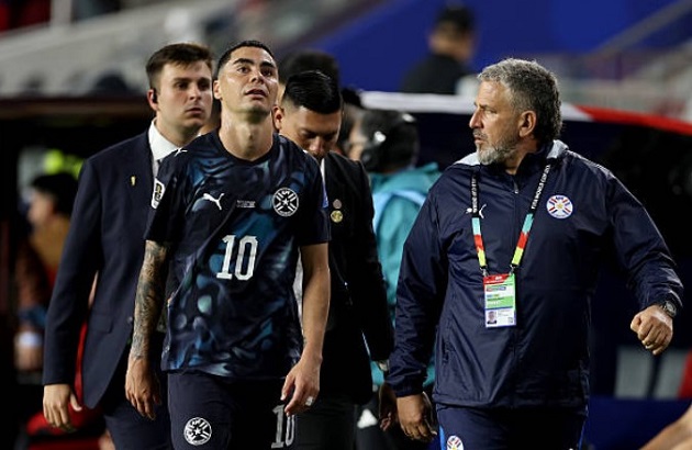 Tấm thẻ đỏ đầu tiên theo lỗi này thuộc về tiền vệ Miguel Almiron (đội tuyển Paraguay) trong trận đấu gặp Thổ Nhĩ Kỳ.

Tấm thẻ đỏ muộn màng của Hincapie cũng khép lại một ngày thi đấu thất vọng của Ecuador khi họ hoàn toàn lép vế trước sức ép từ đội chủ nhà.

Hai bàn thắng trong nửa giờ thi đấu đầu tiên là đủ để Mexico đi tiếp.