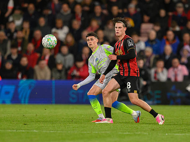 Alex Scott là phương án không tồi cho tuyến giữa MU. Ảnh: Getty Images.