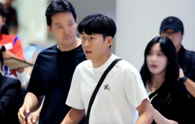 Ảnh bài viết Trở về Hàn Quốc, Son Heung-min được fan vây kín yêu thương