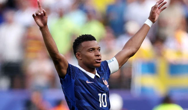 Ảnh bài viết Mbappe bước qua cái bóng của Ronaldo Nazario tại World Cup