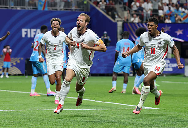 Kane đưa trận đấu về vạch xuất phát với pha đánh đầu chuẩn xác, sau quả tạt từ Gordo. Ảnh: Getty Images.