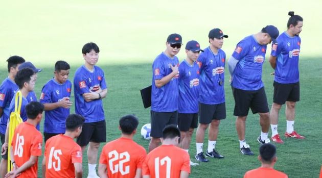 Ảnh bài viết Điểm tin bóng đá Việt Nam 2/7: CAHN gia hạn với Nguyễn Filip; HLV Kim gò chiến thuật cho ĐTVN