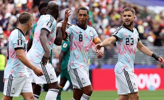 Trước những lời chỉ trích từ Tielemans, ngôi sao thuộc biên chế Arsenal cũng dần mất bình tĩnh.

Cả hai lao vào xô đẩy và có những lời qua tiếng lại.


Chỉ đến khi Romelu Lukaku và một vài cầu thủ đối phương can ngăn, những cái đầu nóng mới dần được làm dịu.

Nhưng bóng đá luôn có cách hàn gắn kỳ diệu của riêng nó. Sự căng thẳng dường như đã đánh thức bản năng chiến đấu của "Những chú Quỷ đỏ".

Sau khi Lukaku ghi bàn rút ngắn tỷ số ở phút 86, chính bộ đôi vừa cãi vã đã cùng nhau tạo nên khoảnh khắc định mệnh. Phút 89, từ quả tạt của Trossard, thủ thành Diaw của Senegal mắc sai lầm lóng ngóng, tạo cơ hội để Tielemans băng xuống đánh đầu gỡ hòa 2-2. Ngay sau bàn thắng, mọi mâu thuẫn dường như tan biến.

Sự hàn gắn đã giúp cho Bỉ tạo nên một cuộc lội ngược dòng trong quãng thời gian hiệp phụ, khi Tielemans mang về quả phạt đền.

Và cũng chính anh là người định đoạt trận đấu với bàn thắng nâng tỷ số lên 3-2.



Từ màn đối đầu gay gắt tưởng chừng có thể xô xát, Trossard và Tielemans đã trở thành những kiến trúc sư cho cuộc lội ngược dòng vĩ đại nhất lịch sử bóng đá Bỉ tại ngày hội bóng đá lớn nhất hành tinh.