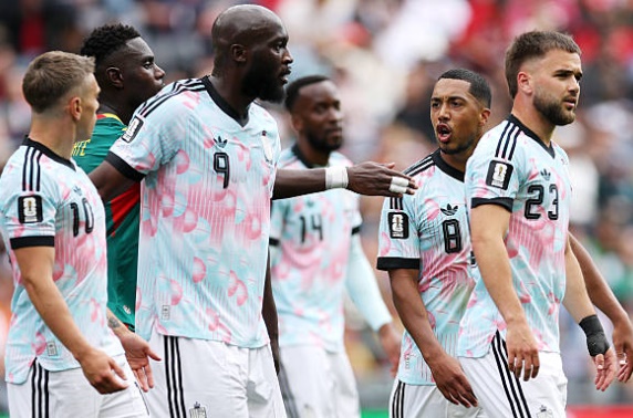 Chỉ đến khi Romelu Lukaku và một vài cầu thủ đối phương can ngăn, những cái đầu nóng mới dần được làm dịu.

Nhưng bóng đá luôn có cách hàn gắn kỳ diệu của riêng nó. Sự căng thẳng dường như đã đánh thức bản năng chiến đấu của "Những chú Quỷ đỏ".

Sau khi Lukaku ghi bàn rút ngắn tỷ số ở phút 86, chính bộ đôi vừa cãi vã đã cùng nhau tạo nên khoảnh khắc định mệnh. Phút 89, từ quả tạt của Trossard, thủ thành Diaw của Senegal mắc sai lầm lóng ngóng, tạo cơ hội để Tielemans băng xuống đánh đầu gỡ hòa 2-2. Ngay sau bàn thắng, mọi mâu thuẫn dường như tan biến.

Sự hàn gắn đã giúp cho Bỉ tạo nên một cuộc lội ngược dòng trong quãng thời gian hiệp phụ, khi Tielemans mang về quả phạt đền.

Và cũng chính anh là người định đoạt trận đấu với bàn thắng nâng tỷ số lên 3-2.



Từ màn đối đầu gay gắt tưởng chừng có thể xô xát, Trossard và Tielemans đã trở thành những kiến trúc sư cho cuộc lội ngược dòng vĩ đại nhất lịch sử bóng đá Bỉ tại ngày hội bóng đá lớn nhất hành tinh.