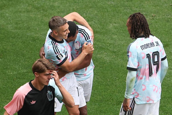 Sau khi Lukaku ghi bàn rút ngắn tỷ số ở phút 86, chính bộ đôi vừa cãi vã đã cùng nhau tạo nên khoảnh khắc định mệnh. Phút 89, từ quả tạt của Trossard, thủ thành Diaw của Senegal mắc sai lầm lóng ngóng, tạo cơ hội để Tielemans băng xuống đánh đầu gỡ hòa 2-2. Ngay sau bàn thắng, mọi mâu thuẫn dường như tan biến.

Sự hàn gắn đã giúp cho Bỉ tạo nên một cuộc lội ngược dòng trong quãng thời gian hiệp phụ, khi Tielemans mang về quả phạt đền.

Và cũng chính anh là người định đoạt trận đấu với bàn thắng nâng tỷ số lên 3-2.



Từ màn đối đầu gay gắt tưởng chừng có thể xô xát, Trossard và Tielemans đã trở thành những kiến trúc sư cho cuộc lội ngược dòng vĩ đại nhất lịch sử bóng đá Bỉ tại ngày hội bóng đá lớn nhất hành tinh.