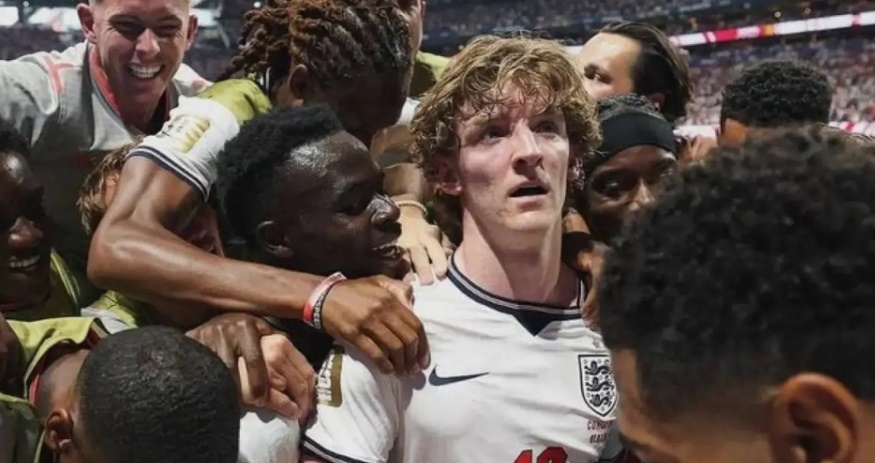 Gordon đi vào lịch sử World Cup. Ảnh: Getty Images.