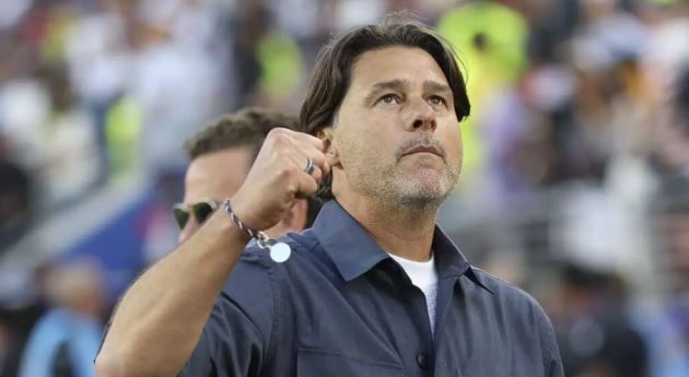 HLV Pochettino không hài lòng với thẻ đỏ dành cho Balogun. Ảnh: Getty Images.