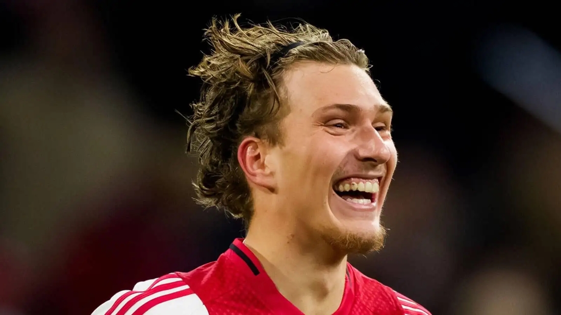 Mika Godts đã có một mùa giải ấn tượng trong màu áo Ajax Amsterdam. Ảnh: Teamtalk.