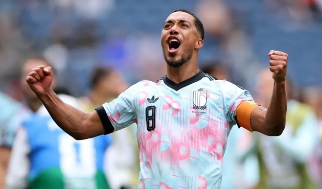 Tielemans v&agrave; c&aacute;c đồng đội ngược d&ograve;ng trước Senegal. (Ảnh: Getty Images)