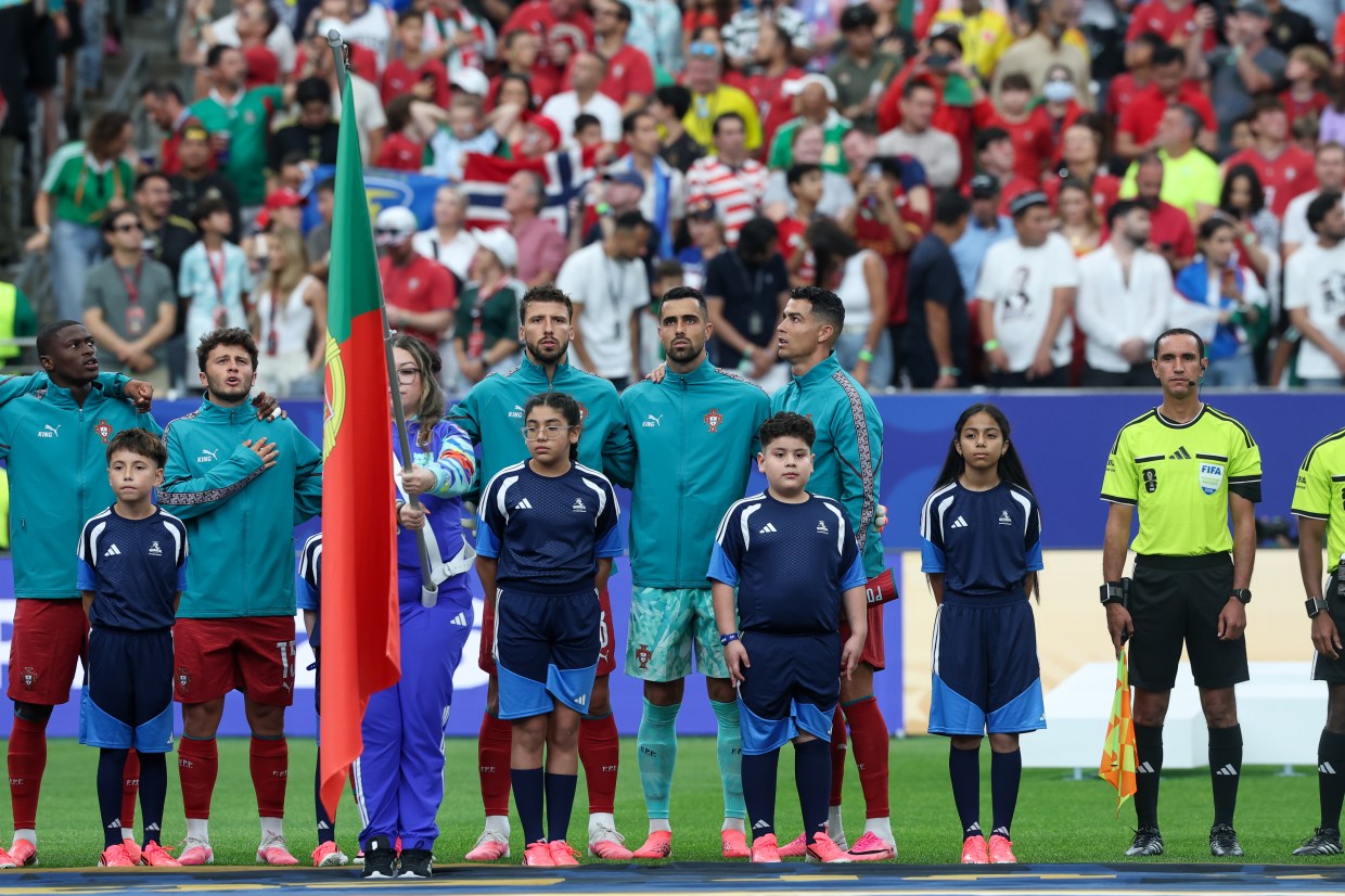 Ronaldo luôn đứng nghiêng người khi hát quốc ca. Ảnh: Getty Images.