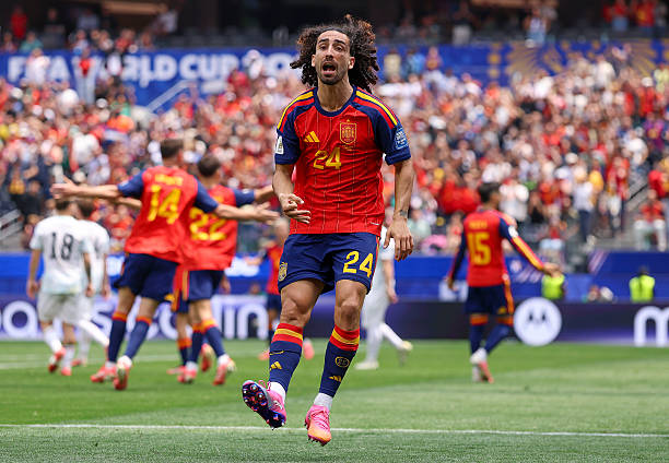 Marc Cucurella (8.5): Hoạt động năng nổ trên khắp hành lang trái và thường xuyên dâng cao như một tiền đạo cánh. Dù bị từ chối một bàn thắng gây tranh cãi, anh vẫn tỏa sáng rực rỡ với hai đường kiến tạo dọn cỗ cho Oyarzabal ghi bàn. Ảnh: Getty Images

Rodri (7.6): Vẫn là "mỏ neo" không thể thay thế với khả năng điều tiết nhịp độ và đánh chặn đẳng cấp. Anh đã có tình huống can thiệp cực kỳ quan trọng để bẻ gãy đợt phản công hiếm hoi từ phía tuyển Áo. Ảnh: Getty Images

Pedri (7.2): Chứng minh nhãn quan chiến thuật sắc bén qua những đường chuyền tinh tế xé toang hàng thủ đối phương ngay trong hiệp một. Anh luôn xuất hiện đúng lúc để nhận bóng và duy trì sự mạch lạc trong lối chơi của toàn đội. Ảnh: Getty Images

Dani Olmo (7.1): Gây phấn khích với pha xoay người kỹ thuật trong vòng cấm để loại bỏ sự đeo bám của hậu vệ đối phương. Bên cạnh mặt trận tấn công, tinh thần hỗ trợ phòng ngự của anh ở trận này cũng rất đáng khen ngợi. Ảnh: Getty Images

Lamine Yamal (6.7): Dù bị Konrad Laimer theo sát như hình với bóng, tài năng trẻ này vẫn biết cách tạo ra những khoảnh khắc thiên tài mỗi khi có khoảng trống. Thật đáng tiếc khi anh bị khước từ một bàn thắng rõ rệt ở những phút cuối cùng của trận đấu. Ảnh: Getty Images

Alex Baena (7.6): Nhập cuộc đầy hứng khởi và là linh hồn trong những đợt lên bóng sắc nét nhất bên phía Tây Ban Nha. Đường tạt bóng chuẩn xác của anh để Porro lập công là minh chứng rõ nét cho nhãn quan tuyệt vời. Ảnh: Getty Images

Mikel Oyarzabal (8.6): Trở thành hung thần trong vòng cấm với khả năng chọn vị trí thông minh và dứt điểm vô cùng sắc lẹm. Hai bàn thắng dễ dàng từ những nỗ lực của Cucurella đã khẳng định bản năng sát thủ của tiền đạo này. Ảnh: Getty Images

Ảnh chấm điểm tuyển Tây Ban Nha. Ảnh: Bongda.com.vn